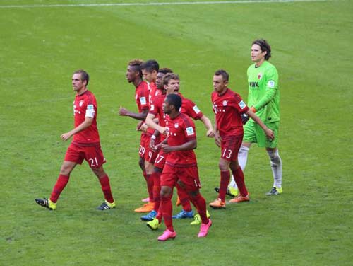 Bayern - Augsburg: Toát mồ hôi hột - 1