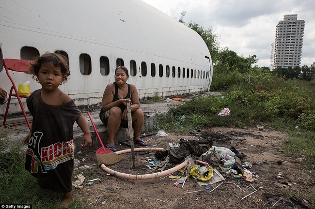 Có 3 gia đình sinh sống trong một số xác máy bay giữa cánh đồng hoang gần trung tâm thủ đô Bangkok, Thái Lan.