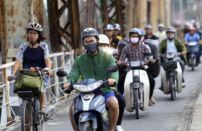 Ngày 13.9, Hà Nội đón đợt gió mùa đầu tiên. Những ai đi qua cầu Long Biên vào buổi sáng đều cảm nhận rõ cái lạnh đang về.