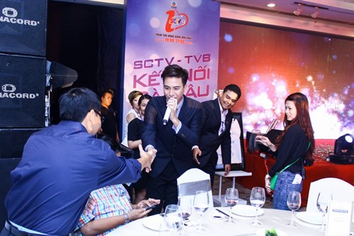 Lương Bích Hữu hát nhạc Hoa trong đêm tiệc với sao TVB - 5