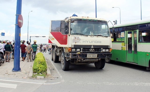TP.HCM: Hai ông cháu tử nạn dưới bánh “hung thần” - 2