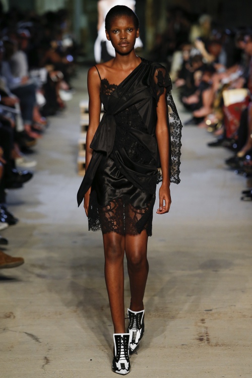 Liu Wen đẹp hút mắt với sắc trắng - đen - 7