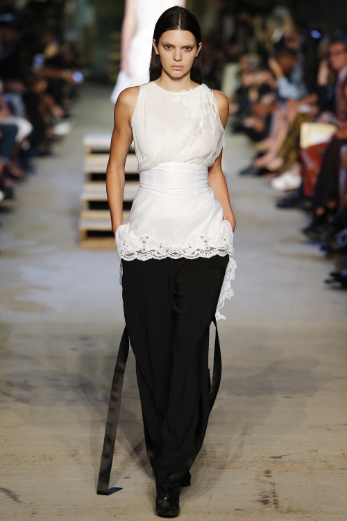 Liu Wen đẹp hút mắt với sắc trắng - đen - 2