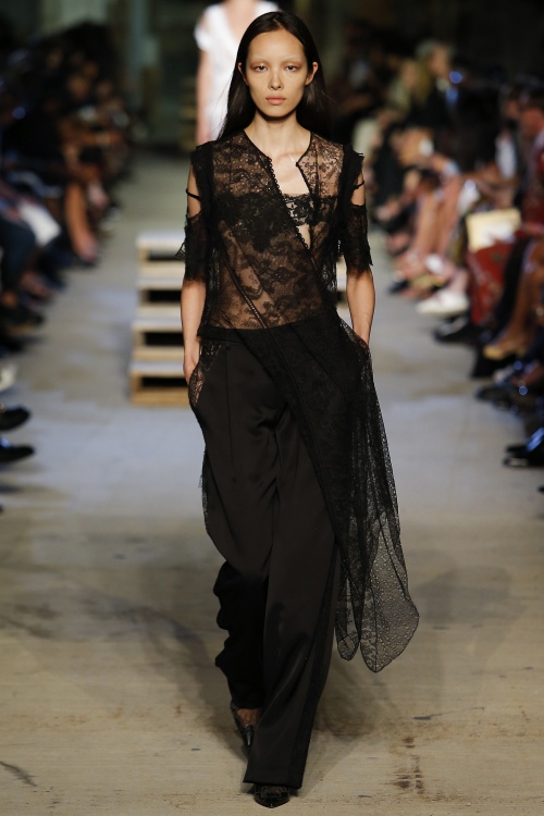 Liu Wen đẹp hút mắt với sắc trắng - đen - 12