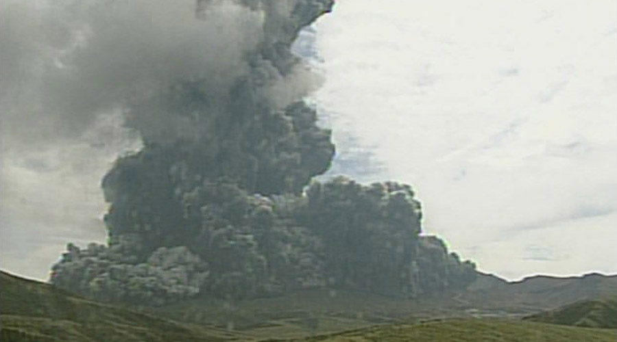 Clip núi lửa lớn nhất Nhật Bản phun trào dữ dội - 1