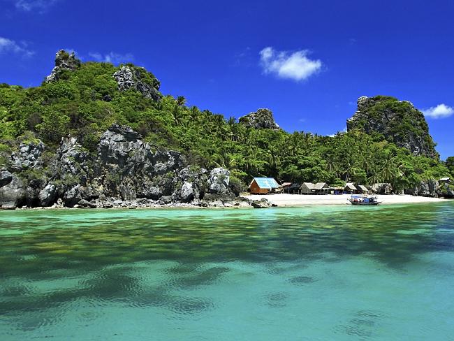 11. Chumphon.

Tỉnh Chumphon níu giữ du khách nhờ hòn đảo Koh Lang Ka Jew đẹp như tranh vẽ. Chumphon còn thu hút du khách bởi nhiều điểm du lịch như cung điện Hoàng gia, chợ đêm nhộn nhịp, đặc sản phở xào chua ngọt kiểu Thái (Pad Thái) hay hải sản xào kiểu Thái.