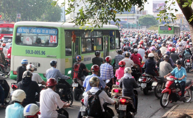 TP.HCM: “Biển người” xếp hàng dài trên đường ngày đầu tuần - 10