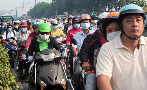 TP.HCM: “Biển người” xếp hàng dài trên đường ngày đầu tuần - 12