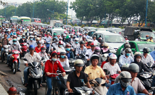 TP.HCM: “Biển người” xếp hàng dài trên đường ngày đầu tuần - 2