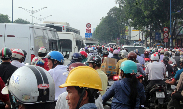 TP.HCM: “Biển người” xếp hàng dài trên đường ngày đầu tuần - 3