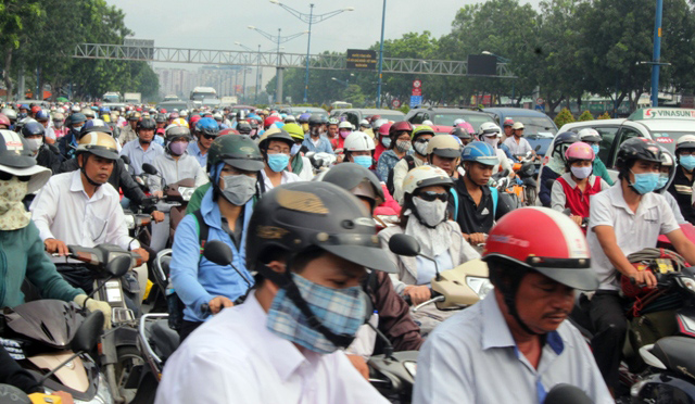 TP.HCM: “Biển người” xếp hàng dài trên đường ngày đầu tuần - 4