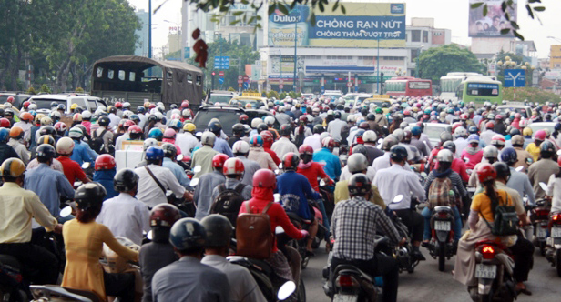 TP.HCM: “Biển người” xếp hàng dài trên đường ngày đầu tuần - 5