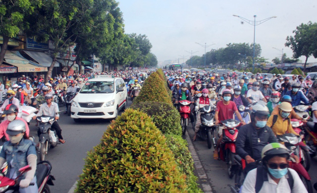 TP.HCM: “Biển người” xếp hàng dài trên đường ngày đầu tuần - 6