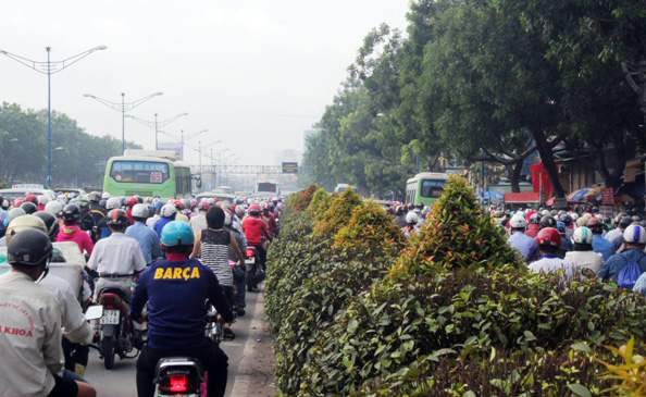 TP.HCM: “Biển người” xếp hàng dài trên đường ngày đầu tuần - 7