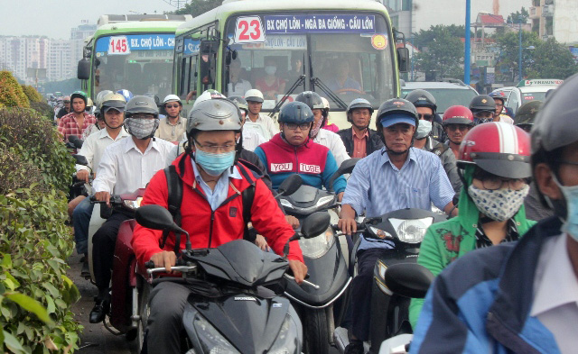 TP.HCM: “Biển người” xếp hàng dài trên đường ngày đầu tuần - 9