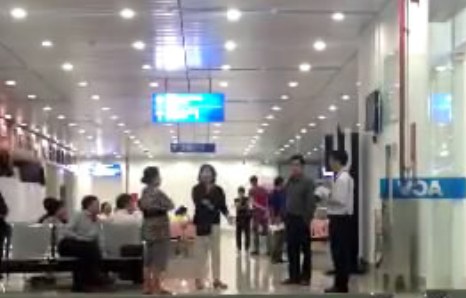 Hành khách Vietnam Airlines giận dữ vì bị trễ gần 5 giờ - 1