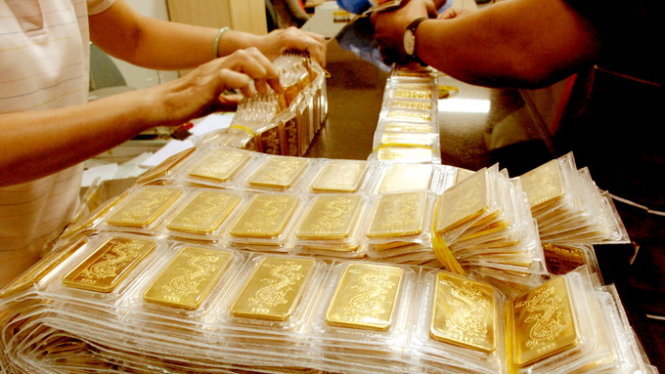 Giá vàng “đi ngang”, USD đảo chiều tăng vọt - 1