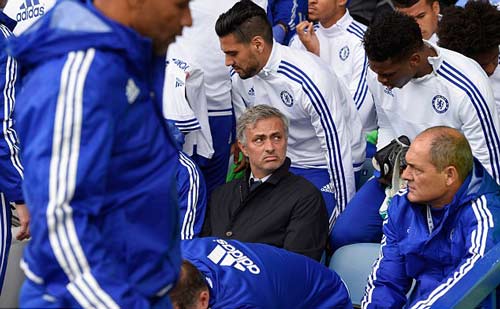 Kỳ lạ: Mourinho cấm các cầu thủ cười đùa trong đội - 1