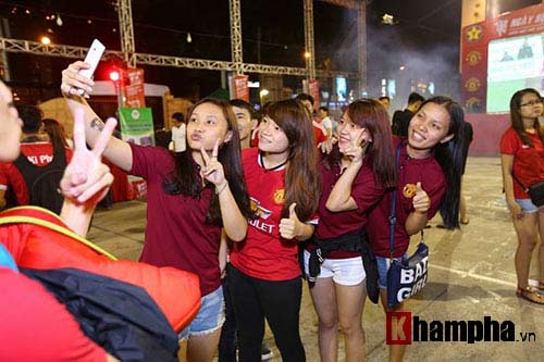 Fan “Quỷ đỏ” háo hức chờ bùng nổ ở NHA & Champions League - 4