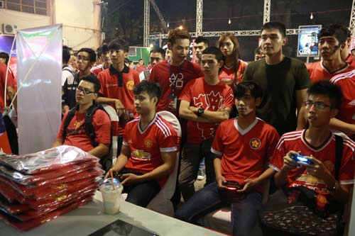 Fan “Quỷ đỏ” háo hức chờ bùng nổ ở NHA & Champions League - 4