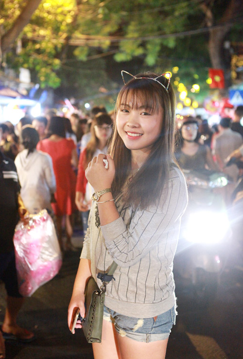 Thiếu nữ dạo chơi trên con phố Trung thu đẹp nhất HN - 2