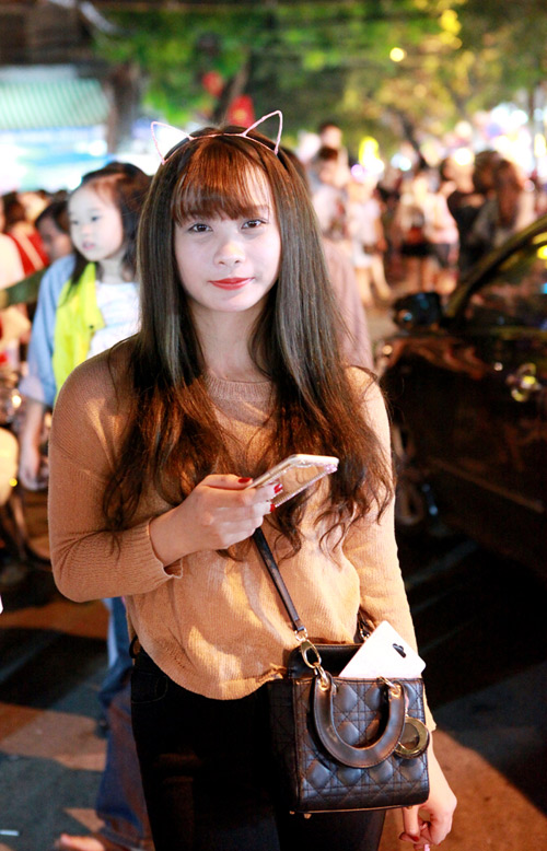 Thiếu nữ dạo chơi trên con phố Trung thu đẹp nhất HN - 3