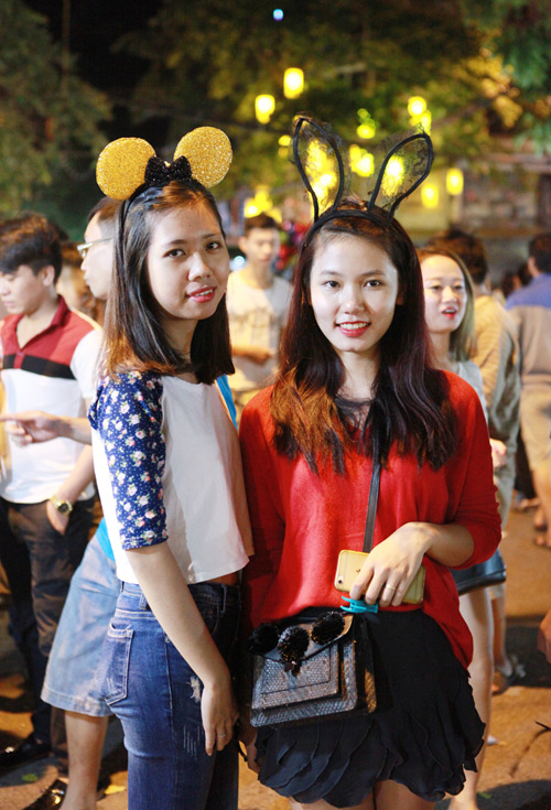 Thiếu nữ dạo chơi trên con phố Trung thu đẹp nhất HN - 11