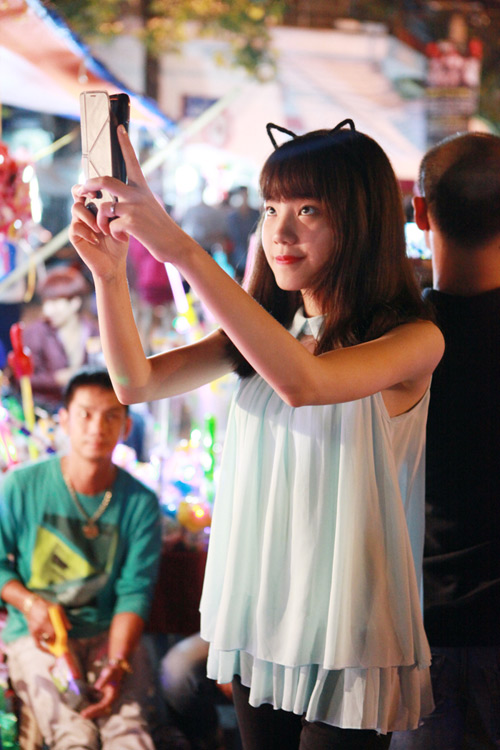 Thiếu nữ dạo chơi trên con phố Trung thu đẹp nhất HN - 12