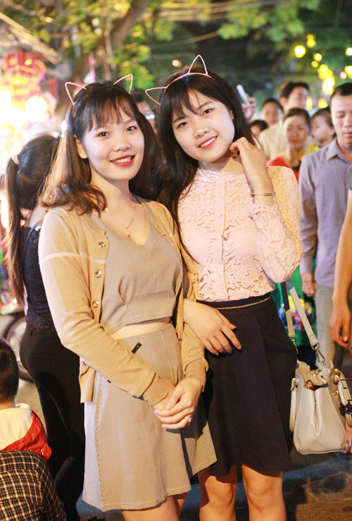 Thiếu nữ dạo chơi trên con phố Trung thu đẹp nhất HN - 13