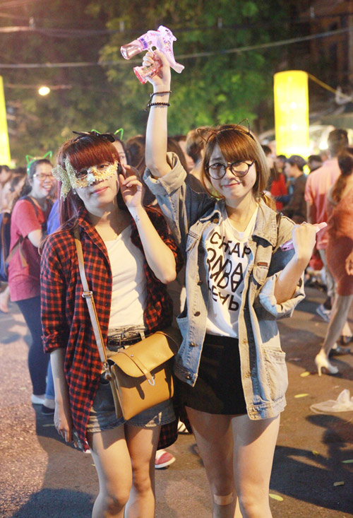 Thiếu nữ dạo chơi trên con phố Trung thu đẹp nhất HN - 2