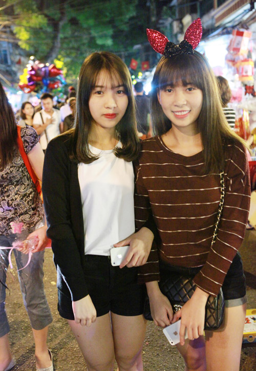 Thiếu nữ dạo chơi trên con phố Trung thu đẹp nhất HN - 3