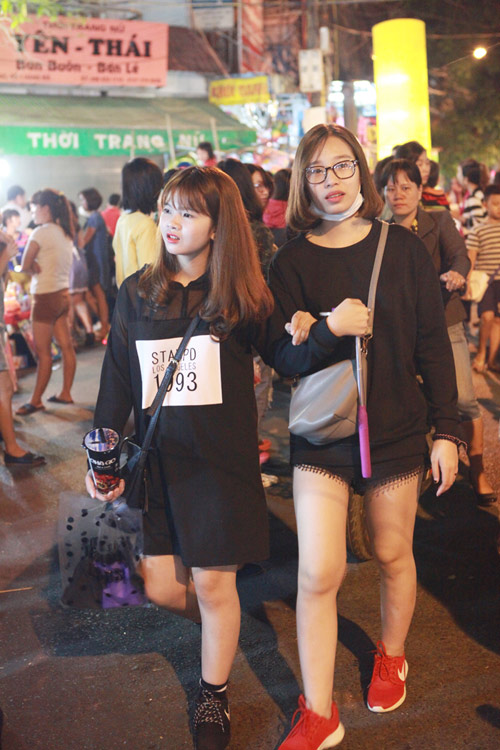 Thiếu nữ dạo chơi trên con phố Trung thu đẹp nhất HN - 4