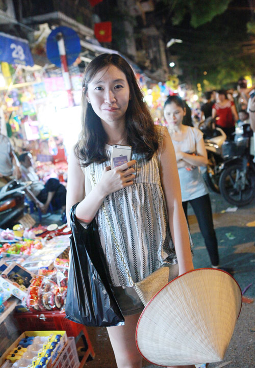 Thiếu nữ dạo chơi trên con phố Trung thu đẹp nhất HN - 6