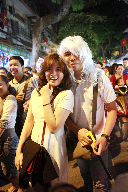 Thiếu nữ dạo chơi trên con phố Trung thu đẹp nhất HN - 7