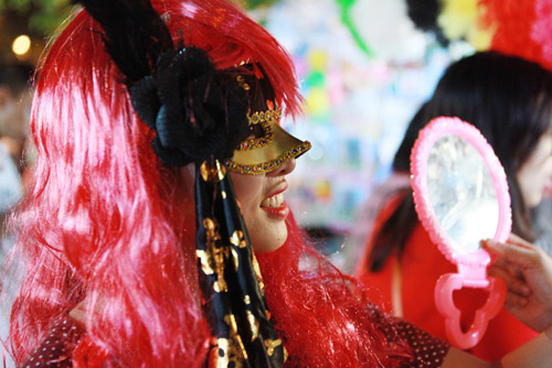 Thiếu nữ dạo chơi trên con phố Trung thu đẹp nhất HN - 4