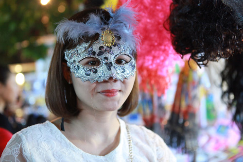 Thiếu nữ dạo chơi trên con phố Trung thu đẹp nhất HN - 6