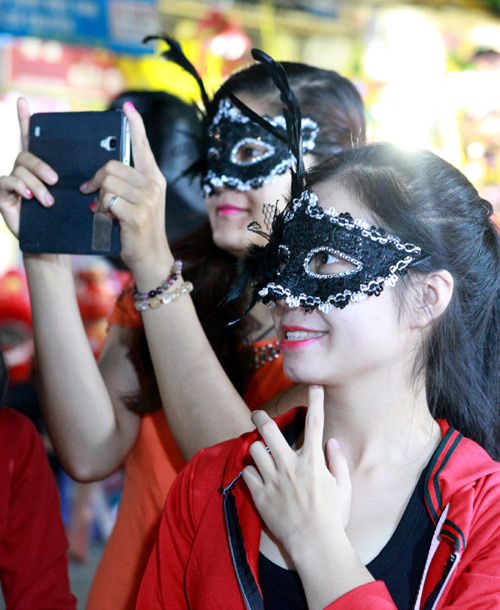 Thiếu nữ dạo chơi trên con phố Trung thu đẹp nhất HN - 8