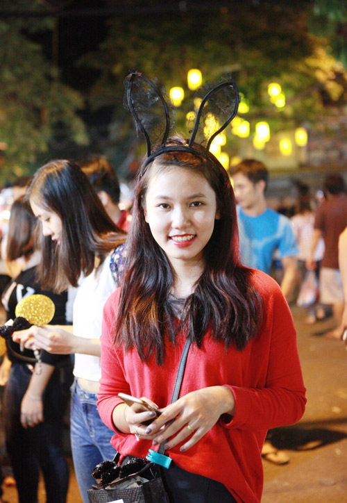Thiếu nữ dạo chơi trên con phố Trung thu đẹp nhất HN - 9
