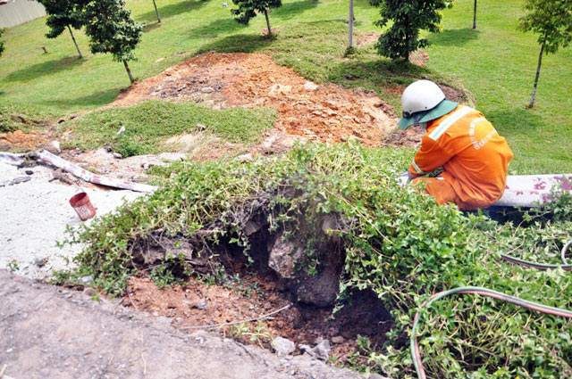 TPHCM: Cầu vượt Thủ Đức bị phong tỏa vì sạt lở mố cầu - 7