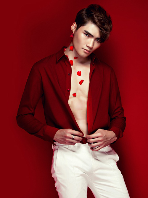 Quang Hùng phanh áo khoe body rắn chắc - 2