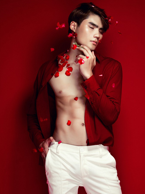 Quang Hùng phanh áo khoe body rắn chắc - 3