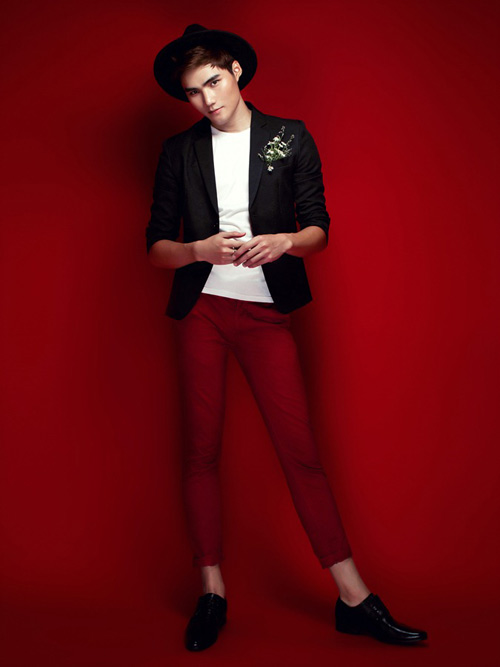 Quang Hùng phanh áo khoe body rắn chắc - 6