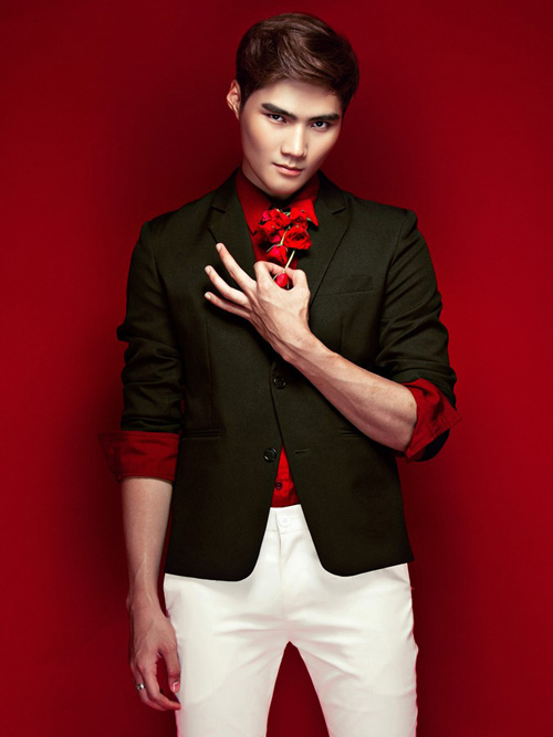 Quang Hùng phanh áo khoe body rắn chắc - 8