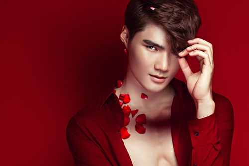 Quang Hùng phanh áo khoe body rắn chắc - 9