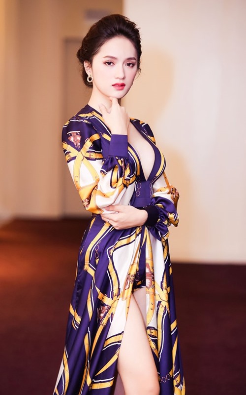 Hương Giang Idol táo bạo mặc váy xẻ trên hở dưới - 1