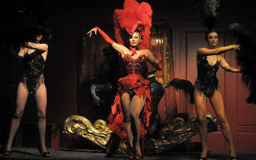 Vũ công burlesque: nghệ sĩ tài hoa hay vũ nữ thoát y? - 1