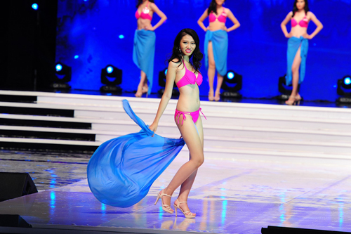 Cận cảnh màn bikini sexy của thí sinh HH Hoàn vũ VN - 2