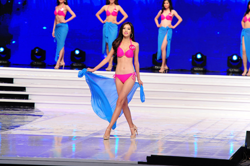 Cận cảnh màn bikini sexy của thí sinh HH Hoàn vũ VN - 1