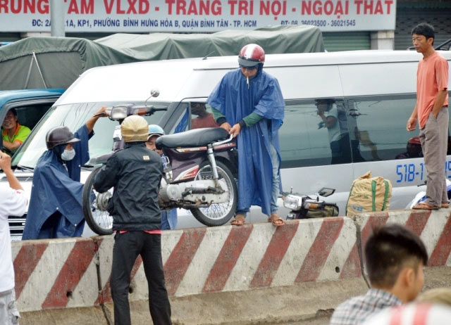 TP.HCM: Ùn tắc 5km, dân bê xe qua dải phân cách thoát thân - 10