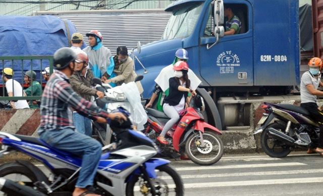 TP.HCM: Ùn tắc 5km, dân bê xe qua dải phân cách thoát thân - 13